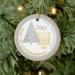 Onze eerste Chrismukkah Tree Menorah Keepomwille F Keramisch Ornament<br><div class="desc">Pas dit beeld van ons 1ST CHRISMUKKAH ornament aan met jouw naam, jaar en foto voor een soort familieklek. Van de gouden toon Hanukkah-menorah tot de zilveren toon-kerstboom, deze witte, zilvergrijze en warme gebrande amandelkleurige ornament zal je eerste gemengde vakantie herdenken. Upload uw foto op de achterkant met het makkelijk...</div>