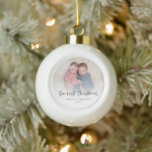 Onze eerste Christmas Twin Baby fotoscript Keramische Bal Ornament<br><div class="desc">Onze Eerste Kerstmis Twin Babies Fotoscript Namen en Jaar. Geweldig om te vieren voor uw tweeling of meervoudige geboorte eerste Kerstmis en een mooie aandenken voor Kerstmis te komen. Een speels setscript voor My First Christmas en gemakkelijk te personaliseren met uw namen en het jaar en de voorbeeldfoto te vervangen...</div>