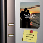 Onze eerste date, paar foto bruiloft Jubileum Magneet<br><div class="desc">Onze eerste date, paar foto bruiloft Jubileum, moderne magneet. Stel je voor dat je je trouwdag viert door de specifieke datum van je eerste date te herdenken. Het is de perfecte manier om je romantische reis te vieren. Pas het aan met je eigen foto en details. Neem contact met mij...</div>