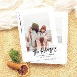 Onze eerste foto van een moderne getrouwde Pas get Feestdagenkaart<br><div class="desc">Vier je eerste kerst als jonggehuwden met deze leuke fotokaart! Het ontwerp is voorzien van "Merry Christmas" en het jaar loopt langs de linkerkant, waardoor de schijnwerpers voor uw favoriete foto. Je kunt een trouwfoto, een momentopname van een huwelijksreis of een schattige selfie gebruiken! Uw familienaam of namen zijn geschreven...</div>
