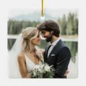 Onze eerste gepersonaliseerde kerstfoto van de Pas Keramisch Ornament (Achterkant)