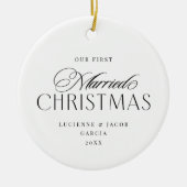 Onze eerste getrouwde kerst klassevolle typografie keramisch ornament (Voorkant)