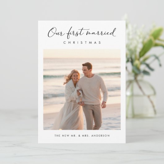 Onze eerste getrouwde kerstfoto feestdagenkaart (Staand voorkant)