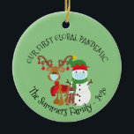 Onze eerste Global Pandemic Custom Snowman 2020 Keramisch Ornament<br><div class="desc">Dit ontwerp werd gecreeerd door digitale kunst. Het kan op het verstrekte gebied worden gepersonaliseerd of door de foto te veranderen of uw eigen woorden toe te voegen worden aangepast. Neem contact met me op colorflowcreations@gmail.com als u wilt dat dit ontwerp op een ander product wordt aangebracht of dat u...</div>
