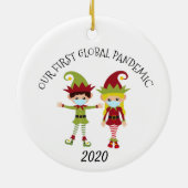 Onze eerste Global Pandemic Elf 2020 Blonde Keramisch Ornament (Achterkant)