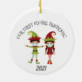 Onze eerste Global Pandemic Elf 2021 Keramisch Ornament (Achterkant)