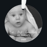 Onze eerste handgeschreven foto van Hanoekah-ouder Ornament<br><div class="desc">Dit ontwerp werd gecreeerd door digitale kunst. Het kan op het verstrekte gebied worden gepersonaliseerd of door de klik te kiezen om verdere optie aan te passen en de kleur, de naam, de initialen of de woorden te veranderen. U kunt de tekstkleur en de stijl ook veranderen of de tekst...</div>