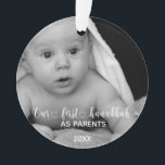Onze eerste handgeschreven foto van Hanoekah-ouder Ornament<br><div class="desc">Dit ontwerp werd gecreeerd door digitale kunst. Het kan op het verstrekte gebied worden gepersonaliseerd of door de klik te kiezen om verdere optie aan te passen en de kleur, de naam, de initialen of de woorden te veranderen. U kunt de tekstkleur en de stijl ook veranderen of de tekst...</div>