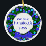 Onze eerste hanukkah-jaar met grote versiering keramisch ornament<br><div class="desc">Een simpel en mooi met blauwe en groene versieringen,  geschikt voor je "Hanukkah-Struik"! Sjablonen voor en achter,  met "Our First Hanukkah (year) op de voorkant en het jaar op de achterkant.</div>