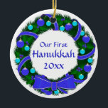 Onze eerste hanukkah-jaar met grote versiering keramisch ornament<br><div class="desc">Een simpel en mooi met blauwe en groene versieringen,  geschikt voor je "Hanukkah-Struik"! Sjablonen voor en achter,  met "Our First Hanukkah (year) op de voorkant en het jaar op de achterkant.</div>