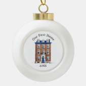 Onze eerste huis koloniale bakstenen herenhuis bla keramische bal ornament (Voorkant)