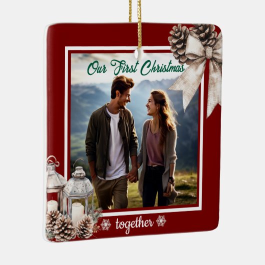 Onze eerste kerst 1 foto Snow Pine Cones Keramisch Ornament (Rechts)