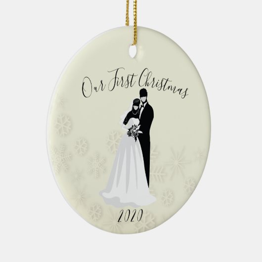 Onze eerste kerst 2020 Face Mask Bride Groom Keramisch Ornament (Rechts)