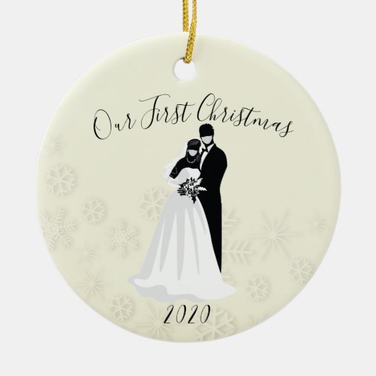 Onze eerste kerst 2020 Face Mask Bride Groom Keramisch Ornament (Voorkant)