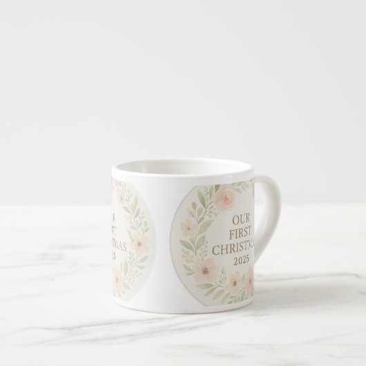 Onze Eerste Kerst 2025 Mok – Cute Holiday Keepsa (Voorkant rechts)