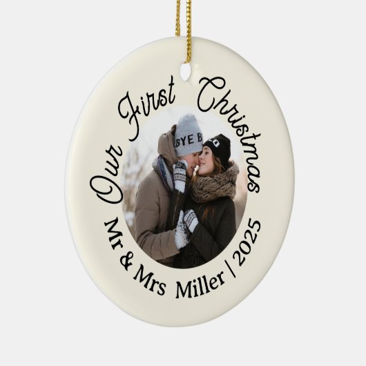 Onze eerste kerst 2025 Mr & Mrs Photo Keepsake Keramisch Ornament (Rechts)