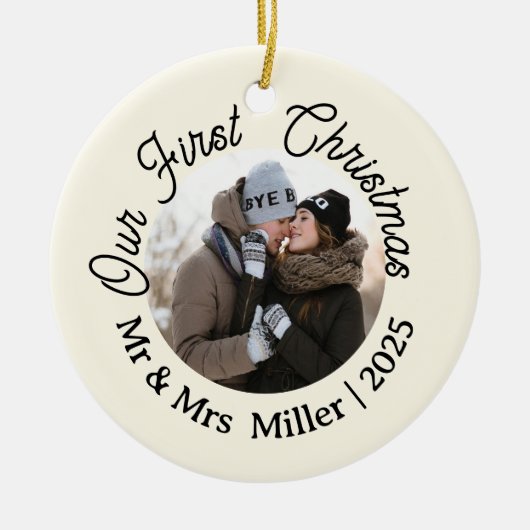 Onze eerste kerst 2025 Mr & Mrs Photo Keepsake Keramisch Ornament (Voorkant)