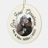 Onze eerste kerst 2025 Mr & Mrs Photo Keepsake Keramisch Ornament (Links)