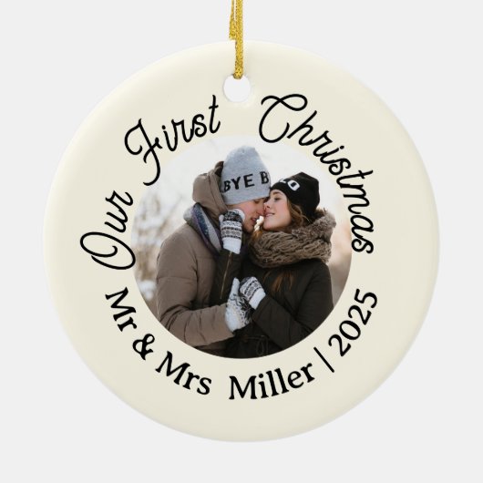 Onze eerste kerst 2025 Mr & Mrs Photo Keepsake Keramisch Ornament (Achterkant)