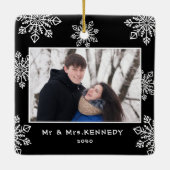 Onze eerste kerst 2 foto witte sneeuwvlokken zwart keramisch ornament (Achterkant)