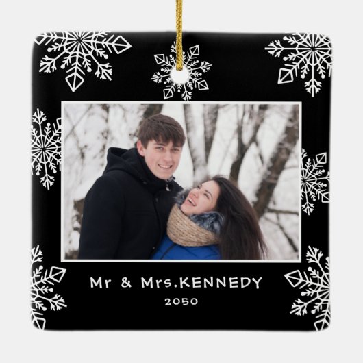 Onze eerste kerst 2 foto witte sneeuwvlokken zwart keramisch ornament (Achterkant)