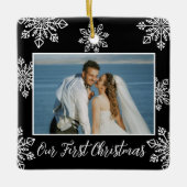 Onze eerste kerst 2 foto witte sneeuwvlokken zwart keramisch ornament (Voorkant)