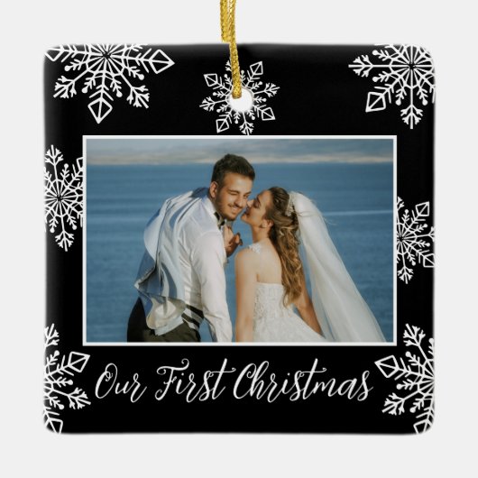 Onze eerste kerst 2 foto witte sneeuwvlokken zwart keramisch ornament (Voorkant)