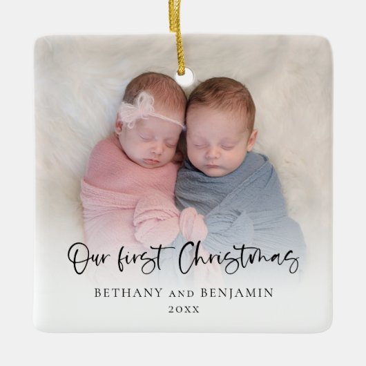 Onze eerste kerst 2 foto's Script Twin Baby Keramisch Ornament (Voorkant)