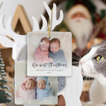 Onze eerste kerst 2 foto's Script Twin Baby Keramisch Ornament<br><div class="desc">Onze Eerste Kerstmis 2 Foto's Script Twin Baby Names en Jaar. Geweldig aandenken geschenk. Een speels setscript voor onze eerste kerst en gemakkelijk te personaliseren met de namen van uw baby's en het jaar en de voorbeeldfoto's aan elke kant te vervangen door uw eigen favorieten. Aan de voorzijde bevindt zich...</div>