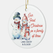 Onze eerste kerst als familie van drie sneeuwpoppe keramisch ornament (Links)