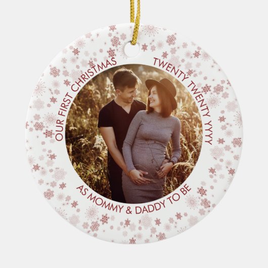 Onze eerste kerst als | Foto Red Ditsy Snowflake Keramisch Ornament (Voorkant)