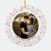 Onze eerste kerst als | Foto Red Ditsy Snowflake Keramisch Ornament (Achterkant)