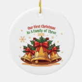 Onze eerste kerst als gezin van drie 2025 | keramisch ornament (Achterkant)