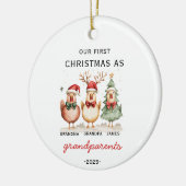 Onze eerste kerst als grootouders aangepaste kip keramisch ornament (Links)