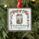 Onze eerste kerst als grootouders De familie van d Metalen Ornament<br><div class="desc">Het Elegant Calligrafiescript,  Ons eerste Kerstfeest als Grootouders Waterverf Winter Floral Deer Ornament omvat rode punsettias,  witte bloemige rozen,  pijnbomen,  katoen en wintergroen. Waterverf Mason-pot met hertenfamilie in het pijnbos.</div>