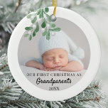 Onze eerste kerst als grootouders die foto's maken keramisch ornament<br><div class="desc">Het eerste kerstfeest Ornament van deze grootouder is versierd met groene waterverf minnares. Eenvoudig aan te passen met de foto, de naam en het jaar van uw baby. Gebruik het Hulpmiddel van het Ontwerp om de tekstgrootte, de stijl, of de kleur te veranderen. Omdat wij ons kunstwerk creëer, zult u...</div>