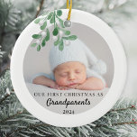 Onze eerste kerst als grootouders die foto's maken keramisch ornament<br><div class="desc">Het eerste kerstfeest Ornament van deze grootouder is versierd met groene waterverf minnares. Eenvoudig aan te passen met de foto, de naam en het jaar van uw baby. Gebruik het Hulpmiddel van het Ontwerp om de tekstgrootte, de stijl, of de kleur te veranderen. Omdat wij ons kunstwerk creëer, zult u...</div>