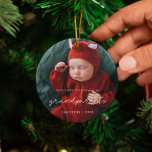 Onze eerste kerst als grootouders Foto Keramisch Ornament<br><div class="desc">Een eenvoudig en modern ontwerp voor deze foto ornament cadeau. Aanpassen met uw favoriete baby-afbeelding. U kunt ook gemakkelijk de kleur van het lettertype naar wens wijzigen. Perfect om je eerste kerst als nieuwe grootouders te vieren.</div>