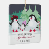 Onze eerste kerst als grootouders klettenpinguïns keramisch ornament (Rechts)