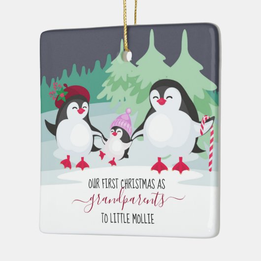 Onze eerste kerst als grootouders klettenpinguïns keramisch ornament (Links)