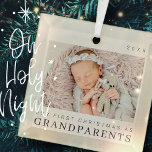 Onze eerste kerst als grootouders Moderne afbeeldi Glas Ornament<br><div class="desc">Het ontwerp is samengesteld uit moderne chic typografie met sans serif en serif doopvont. Voeg een douanefoto van baby en jaar toe.</div>