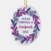 Onze eerste kerst als grootouders Paarse Wreate Keramisch Ornament (Rechts)