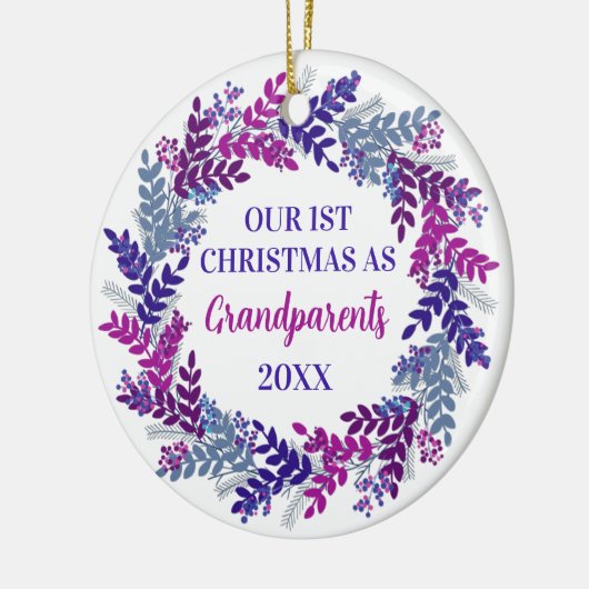 Onze eerste kerst als grootouders Paarse Wreate Keramisch Ornament (Links)