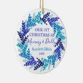 Onze eerste kerst als mama papa Blue Wreate Keramisch Ornament (Rechts)