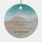 Onze eerste kerst als meneer en mevrouw Beach Keramisch Ornament (Voorkant)