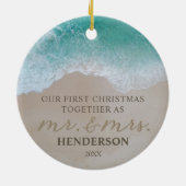 Onze eerste kerst als meneer en mevrouw Beach Keramisch Ornament (Achterkant)