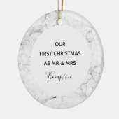 Onze eerste kerst als meneer en mevrouw Marble Fot Keramisch Ornament (Links)