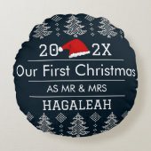 Onze eerste kerst als meneer en mevrouw pasgetrouw rond kussen (Voorkant)
