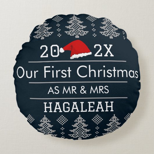 Onze eerste kerst als meneer en mevrouw pasgetrouw rond kussen (Voorkant)