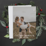 Onze eerste kerst als meneer en mevrouw Typografie Feestdagenkaart<br><div class="desc">Vier je eerste vakantieseizoen als een getrouwd stel met de "Onze eerste kerst als meneer en mevrouw". Typografie Foto Vakantie Kaart. Deze prachtig vormgegeven kaart legt de vreugde van uw nieuwe hoofdstuk samen vast, met een moderne typografische lay-out die uw nieuwe titels op een elegante en stijlvolle manier benadrukt. Personaliseer...</div>